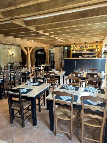 un restaurant avec des tables et des chaises et un bar dans l'établissement La Ferme de Maraval, à Cénac-et-Saint-Julien