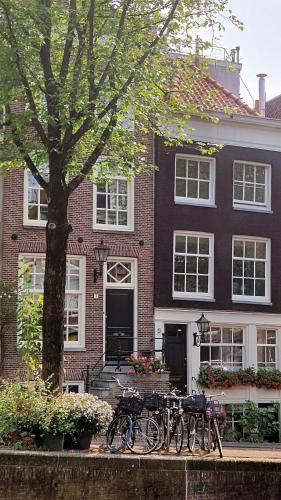 a group of bikes parked in front of a house at Canal House The Tannery Amsterdam in Amsterdam