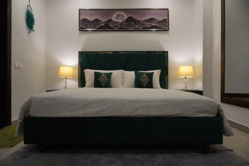 Postel nebo postele na pokoji v ubytování Premier Apartment In DHA Phase 5 Pentasquare