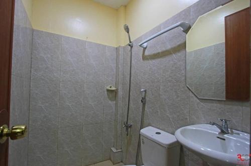 ein Badezimmer mit Dusche, Toilette und Waschbecken in der Unterkunft Hamogaway Homestay - Tourism Road in Maasin