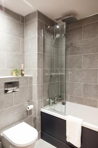 Ένα μπάνιο στο Somers Suites Apartments