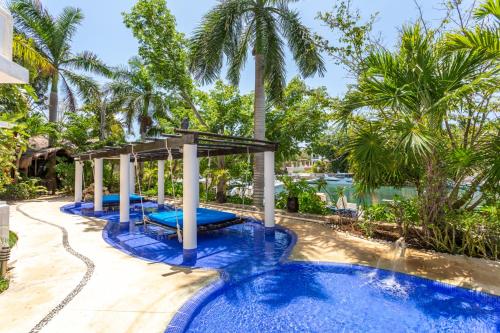 a pool at the resort at Aventuras Club in Puerto Aventuras