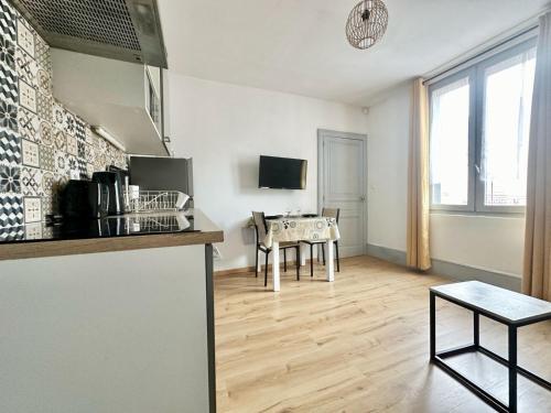 une cuisine avec une table et une salle à manger dans l'établissement Le Saint Georges, cosy et calme, à Limoges