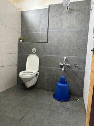 baño con aseo y grifo en Cibara Comforts - Budget Lodge in Harihar, en Harihar