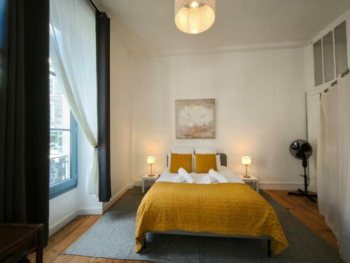 a bedroom with a bed with a yellow blanket at Bel Appt-Quartier des halles-2 Pers-Animal accepté in Pau
