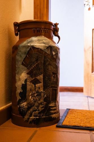 a vase sitting on top of a table at Apartaments Ca de Badia in Taull