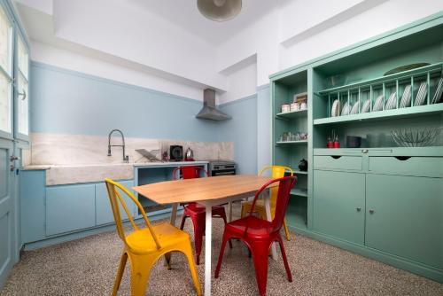 Vintage and Spacious 3BA next to Athens ancient city center