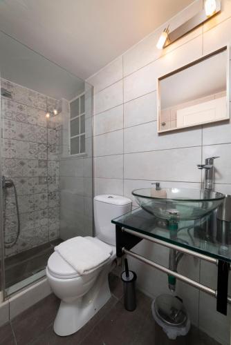 Vintage and Spacious 3BA next to Athens ancient city center