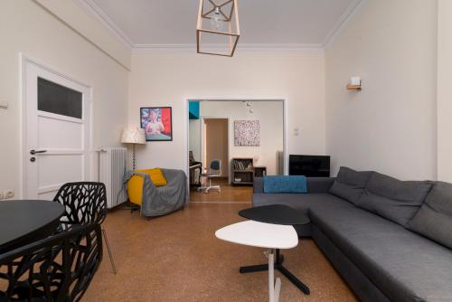 Vintage and Spacious 3BA next to Athens ancient city center