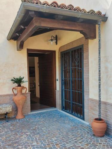 a entry to a house with a door and a vase at Colibrì - Villa di Charme in Ferentino