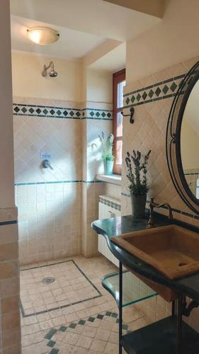 a bathroom with a sink and a mirror at Colibrì - Villa di Charme in Ferentino
