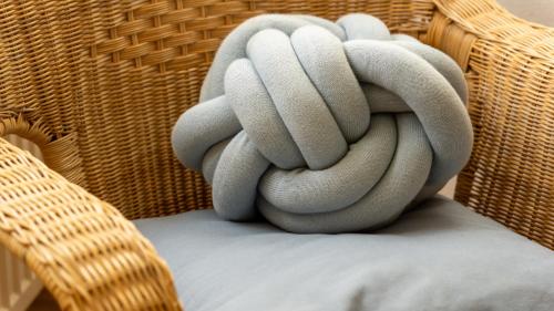 ein Stapel Handtücher auf einem Korbstuhl in der Unterkunft Apartment Alexandra in Gmunden