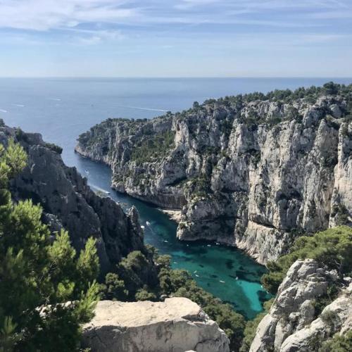 - une vue sur une rivière située entre deux falaises rocheuses dans l'établissement Mduwusueg, à Marseille