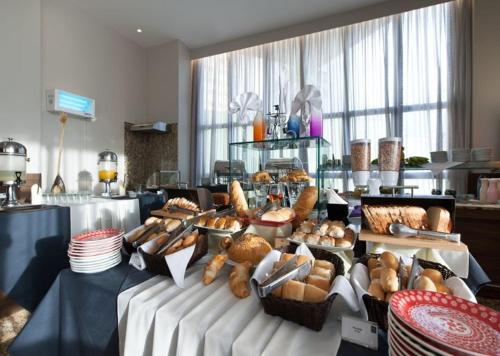 um bufê de pães e doces em uma mesa em Flat Espetacular Natal em Natal