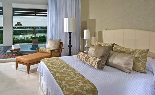 una camera da letto con un letto grande e un soggiorno di 2BD Grand Luxxe Vidanta Resort Riviera Maya a Playa del Carmen