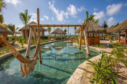 una piscina con amaca e un resort di 2BD Grand Luxxe Vidanta Resort Riviera Maya a Playa del Carmen