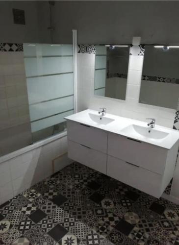 une salle de bain avec deux lavabos et un miroir dans l'établissement T3 à Poitiers proche du Futuroscope, à Poitiers