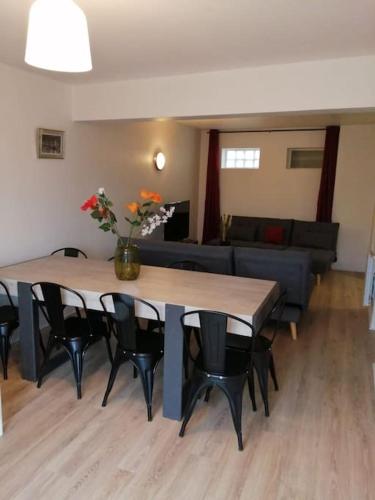 un salon avec une table, des chaises et un canapé dans l'établissement T3 à Poitiers proche du Futuroscope, à Poitiers