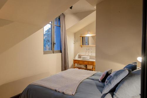 une chambre avec un lit avec un lavabo et une fenêtre dans l'établissement Ker Gonan l Villa Vue Mer & Accès Plage l Le Pouliguen, au Pouliguen