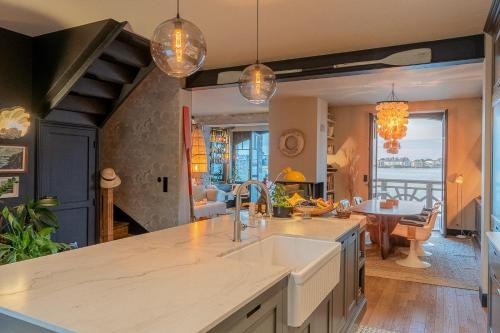 une cuisine avec un évier et un salon dans l'établissement Ker Gonan l Villa Vue Mer & Accès Plage l Le Pouliguen, au Pouliguen