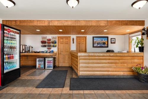 a bar in a restaurant with a drink counter at Nordic Lodge in Steamboat Springs