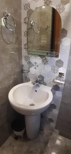 a bathroom with a sink and a mirror at Guest House Brili in Ghebi