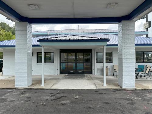 Η πρόσοψη ή η είσοδος του Days Inn by Wyndham Renfro Valley Mount Vernon