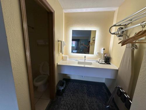 Ένα μπάνιο στο Days Inn by Wyndham Renfro Valley Mount Vernon