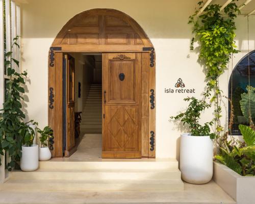 an entrance to a house with a wooden door at Isla Retreat in Fehendhoo