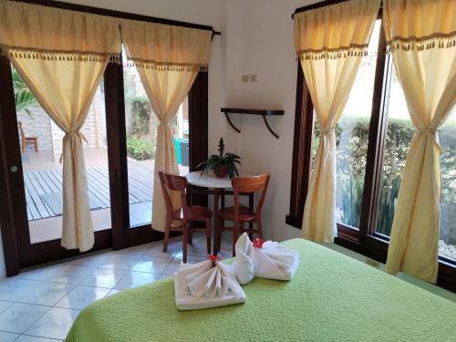 a bedroom with a bed and a table and chairs at Hotel StarFish in Puerto Villamil