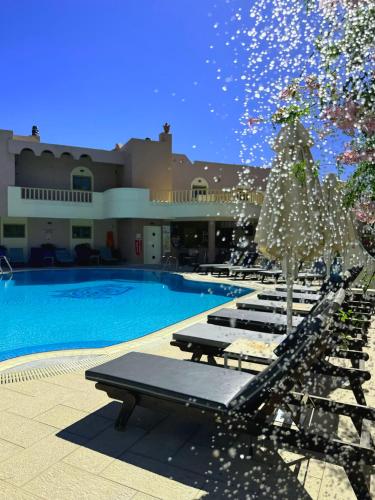 Sun Rise Hotel Apartmentsの敷地内または近くにあるプール