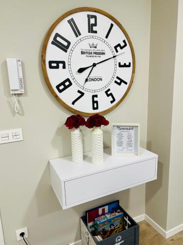 a large clock on top of a white shelf at RioMar in Redondela