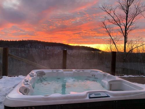 Východ nebo západ slunce při pohledu z chaty nebo okolí