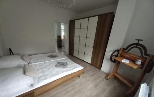 Postel nebo postele na pokoji v ubytování Ferienwohnung Gutshaus Klitzschen
