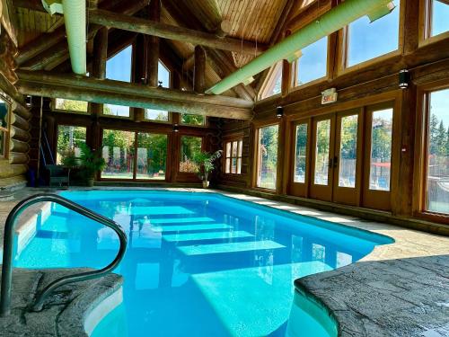 Πισίνα στο ή κοντά στο Blue Bear Spa sauna private pool lake access