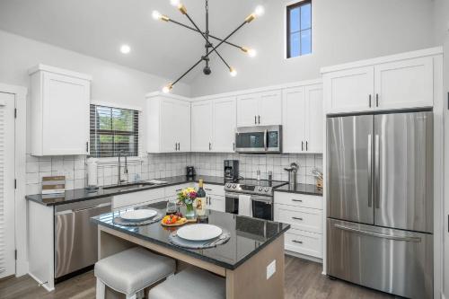 eine Küche mit weißen Schränken und einer großen Insel in der Unterkunft Eagle's Villa - Hot Tub 5 Min to Main in Fredericksburg