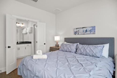 - une chambre avec un grand lit et une serviette dans l'établissement Eagle's Hub - Hot Tub 5 Min to Main, à Fredericksburg