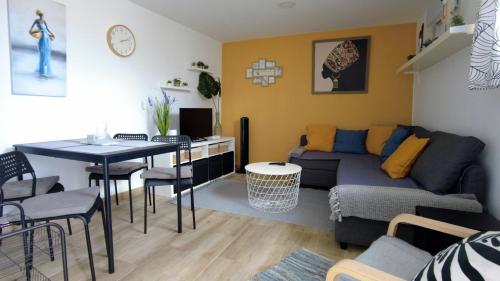 un salon avec un canapé et une table dans l'établissement Casa El Caminito, à Las Palmas de Gran Canaria