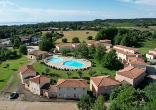 - une vue aérienne sur une maison avec une piscine dans l'établissement Appartement ,500m de la mer, à Santa-Maria-Poggio