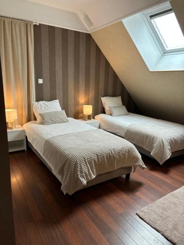 - une chambre avec 2 lits et une lucarne dans l'établissement Hebergement plaisant, à Gurgy