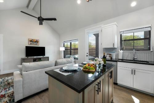 Η κουζίνα ή μικρή κουζίνα στο Eagle's Resting - Hot Tub Close to 290 Wine Trail