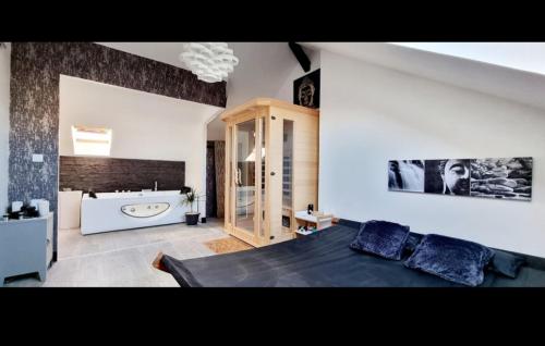 une chambre avec un grand lit et une baignoire dans l'établissement Le Paradis de Sophie, au Havre