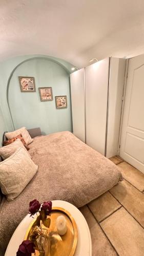 - une chambre avec un lit et une table fleurie dans l'établissement Winter Palace Cannes, à Cannes