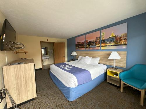 Ένα ή περισσότερα κρεβάτια σε δωμάτιο στο Days Inn by Wyndham Renfro Valley Mount Vernon