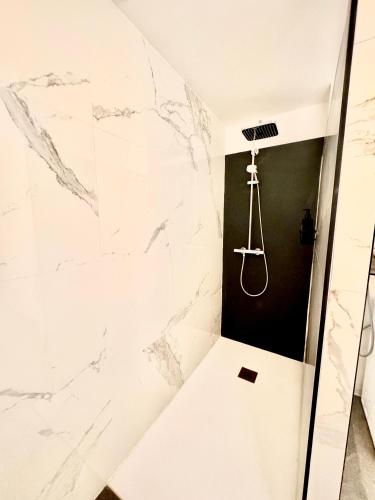 Ein Badezimmer in der Unterkunft Epinappart avec terrasse