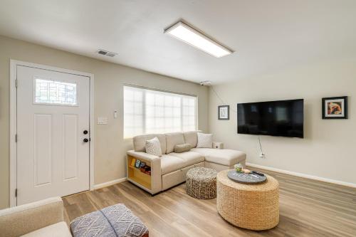 TV/Unterhaltungsangebot in der Unterkunft 2 Mi to Potomac Mills Modern Home in Woodbridge