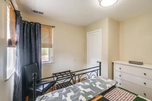 Ein Bett oder Betten in einem Zimmer der Unterkunft 2 Mi to Potomac Mills Modern Home in Woodbridge