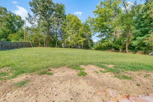 Ein Garten an der Unterkunft 2 Mi to Potomac Mills Modern Home in Woodbridge