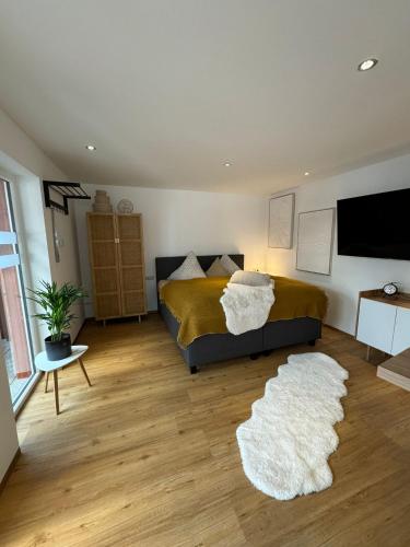 1 dormitorio con 1 cama y 2 alfombras blancas en Ferienwohnung Neue Quickbox, en Thale