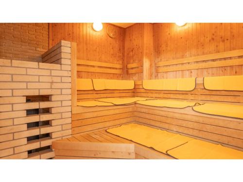 uma sauna com paredes e pisos de madeira e camas amarelas em Hill Hotel Sunpia Iga - Vacation STAY 92291v em Iga